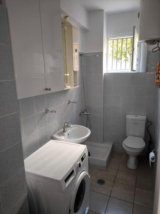 Apartment 50 Meters From The Beach لوتراكي المظهر الخارجي الصورة